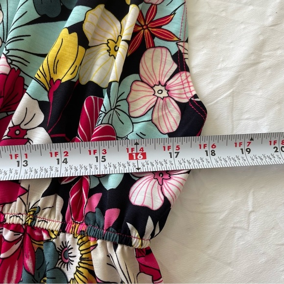 Crepas V Neck Sleeveless Women’s Size 1X in bright floral print - Picture 6 of 7